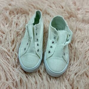 Women’s Size 6 Slip On Sneakers